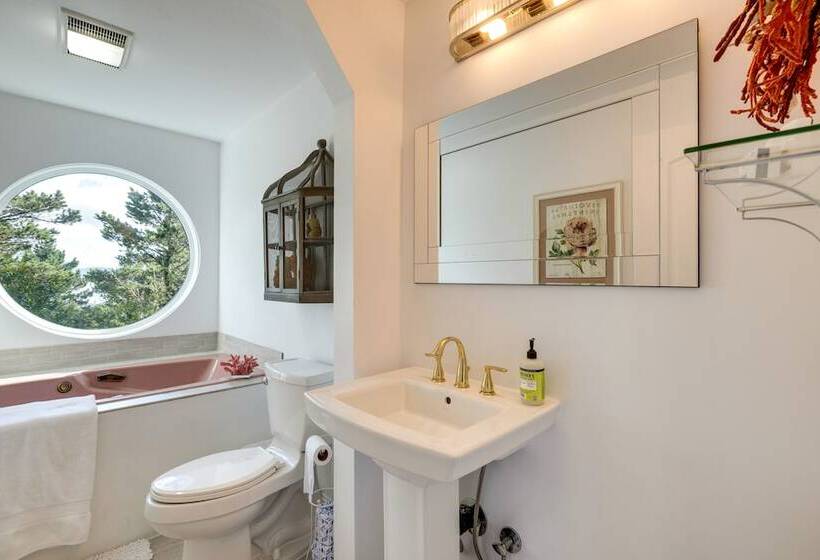 Coastal Tillamook Vacation Rental: Ocean Views!