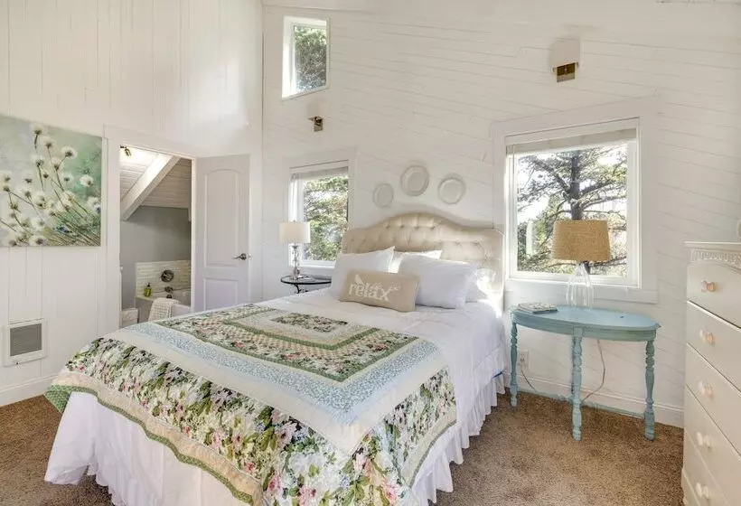 Coastal Tillamook Vacation Rental: Ocean Views!