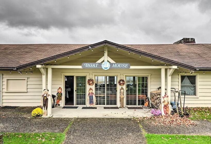 Cozy Alpine Lake Cabin W/ Pool & Lake Access!