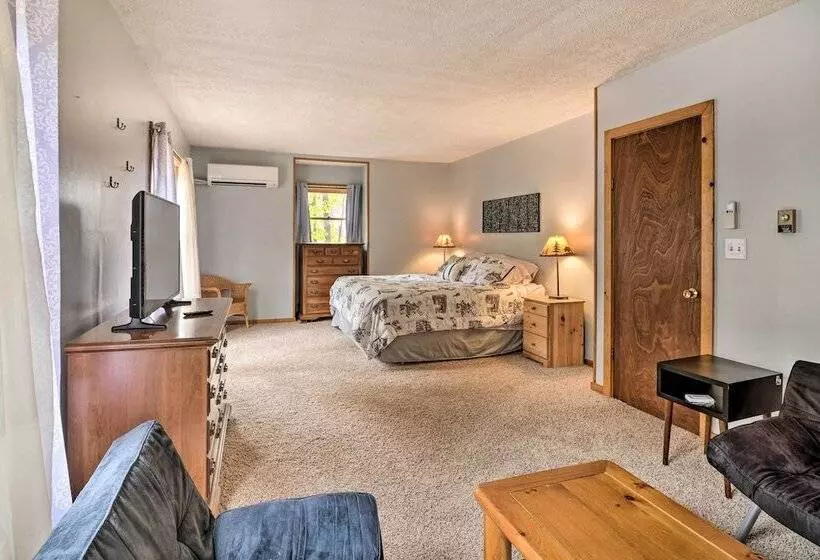 Cozy Alpine Lake Cabin W/ Pool & Lake Access!