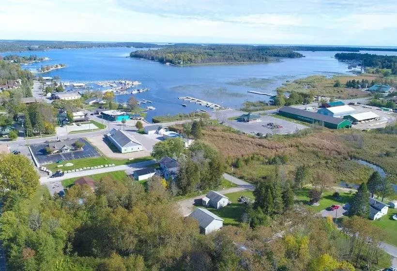 Cozy Cedarville Cottage   Walk To Lake Huron!