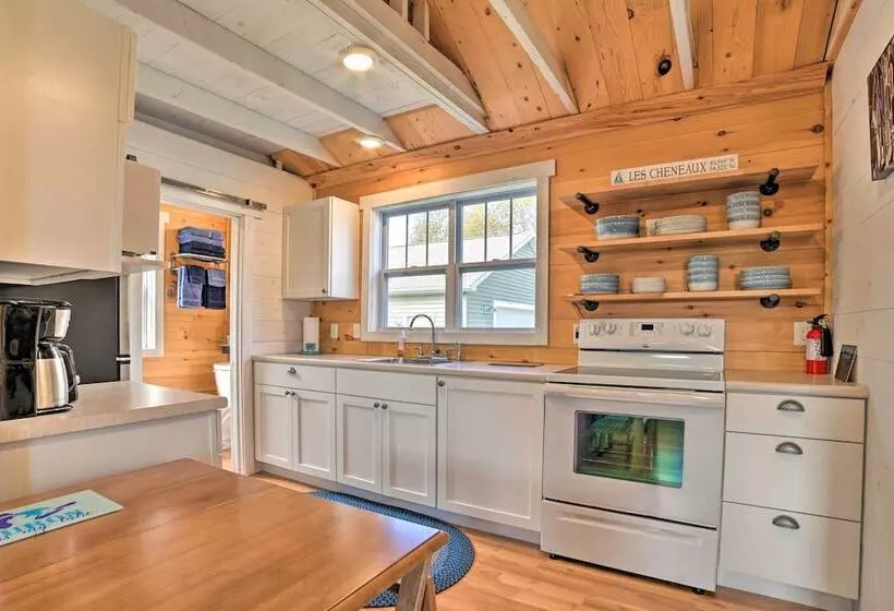 Cozy Cedarville Cottage   Walk To Lake Huron!