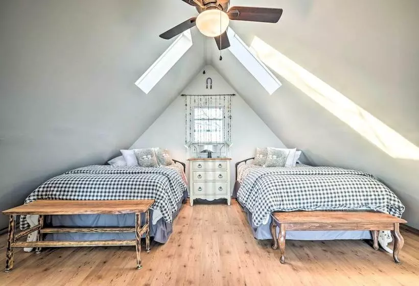 Great Cacapon Cabin W/ Mountain Views