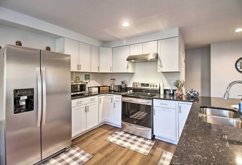 Cozy Home W/ Grill: 1 Block To Longwood Univ!