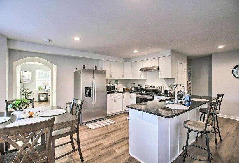 Cozy Home W/ Grill: 1 Block To Longwood Univ!