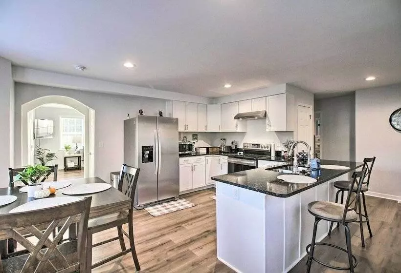Cozy Home W/ Grill: 1 Block To Longwood Univ!