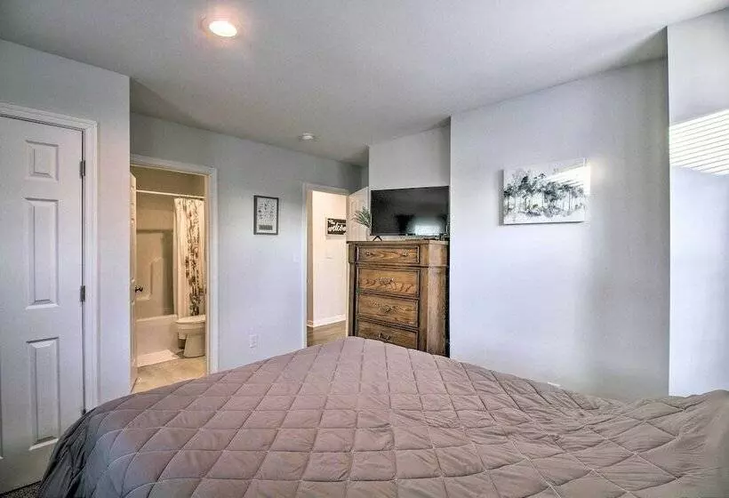 Cozy Home W/ Grill: 1 Block To Longwood Univ!