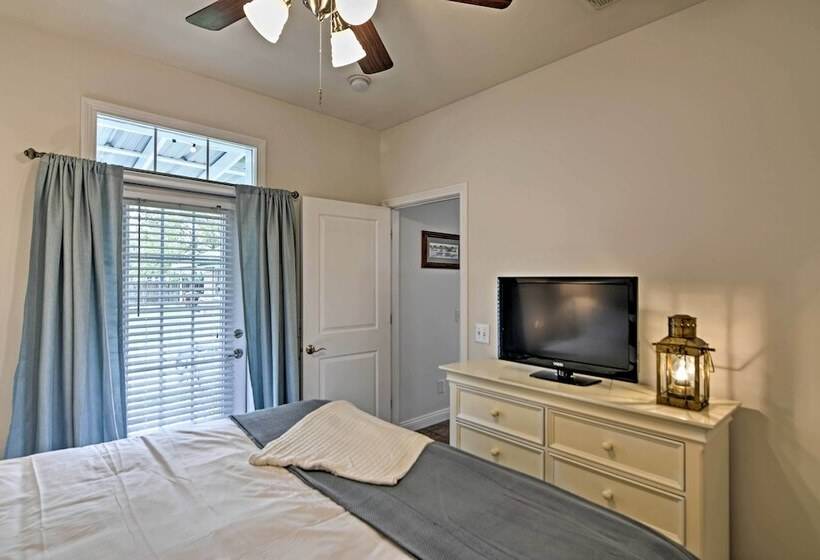 Cozy Pass Christian House   Steps From Beach