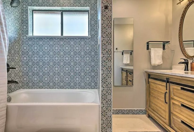 Dripping Springs Cabin W/ Pool, Hill Country Views