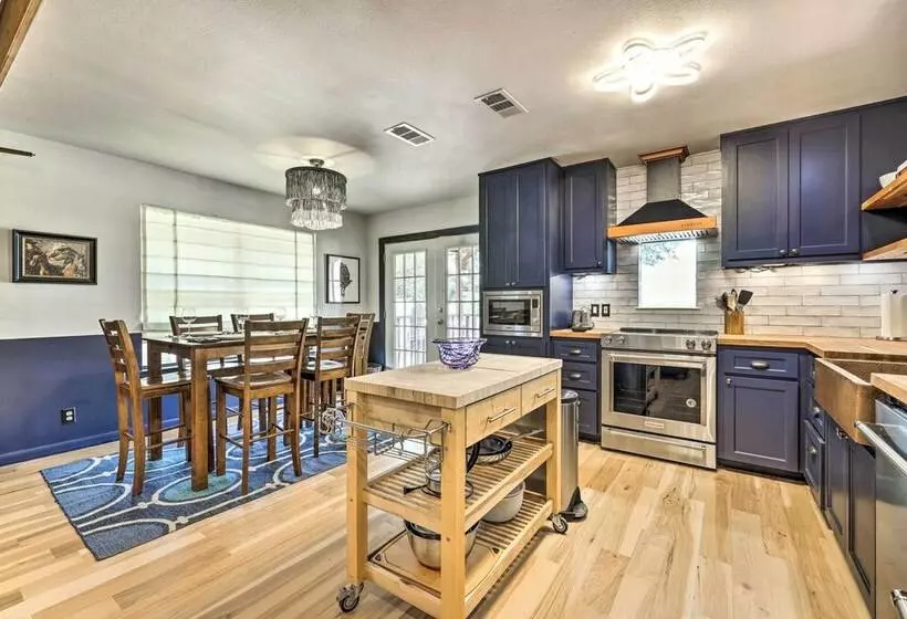 Dripping Springs Cabin W/ Pool, Hill Country Views