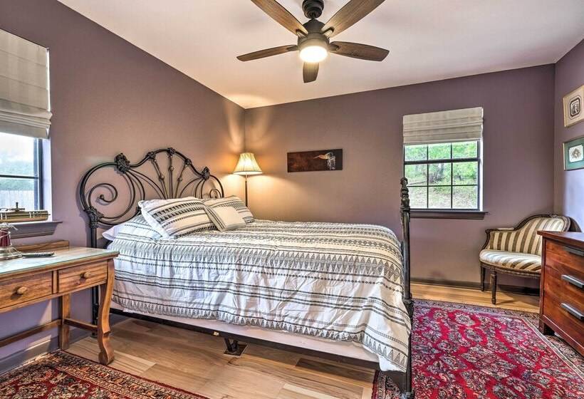 Dripping Springs Cabin W/ Pool, Hill Country Views