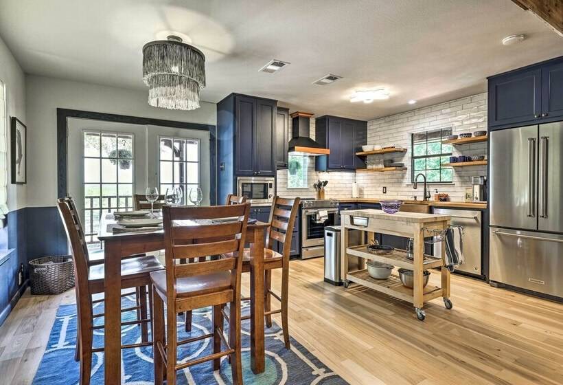 Dripping Springs Cabin W/ Pool, Hill Country Views