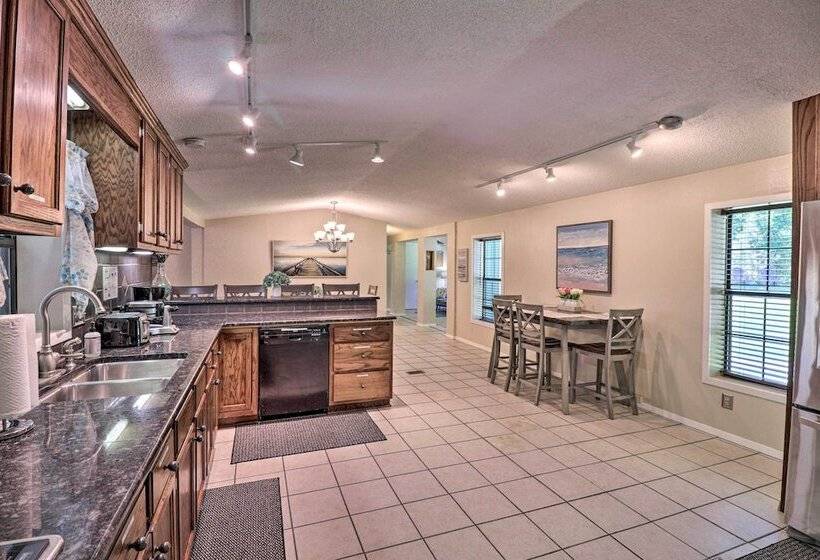 13 Mi To Hot Springs: Serene Royal Home W/ Deck!