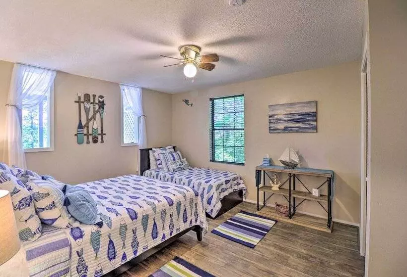 13 Mi To Hot Springs: Serene Royal Home W/ Deck!