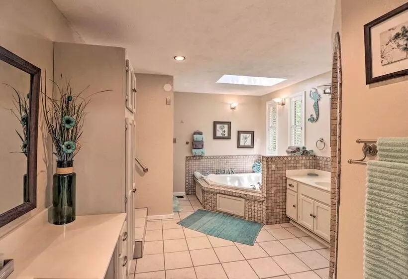 13 Mi To Hot Springs: Serene Royal Home W/ Deck!