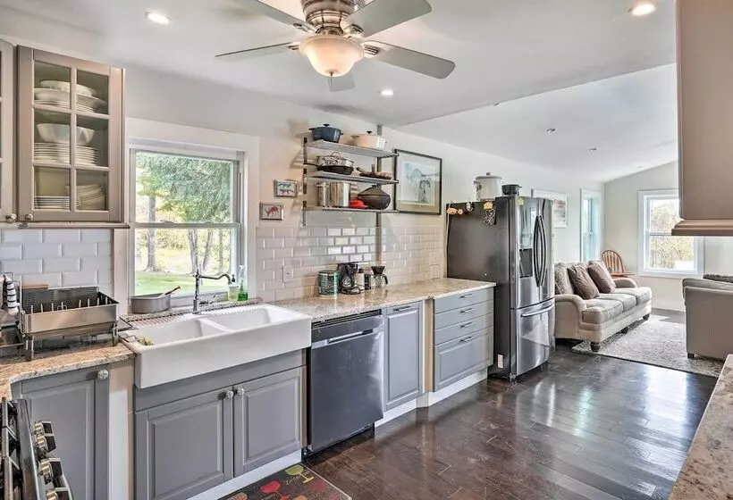 Jewett Gem W/ Charcoal Grill & Mountain Views