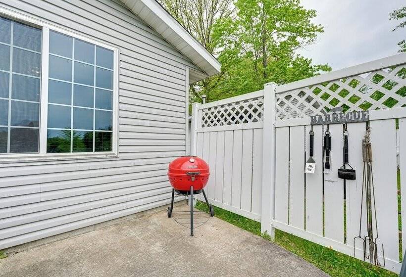 Lakeside Cabin W/ Fire Pit: Near Pine Point Park!