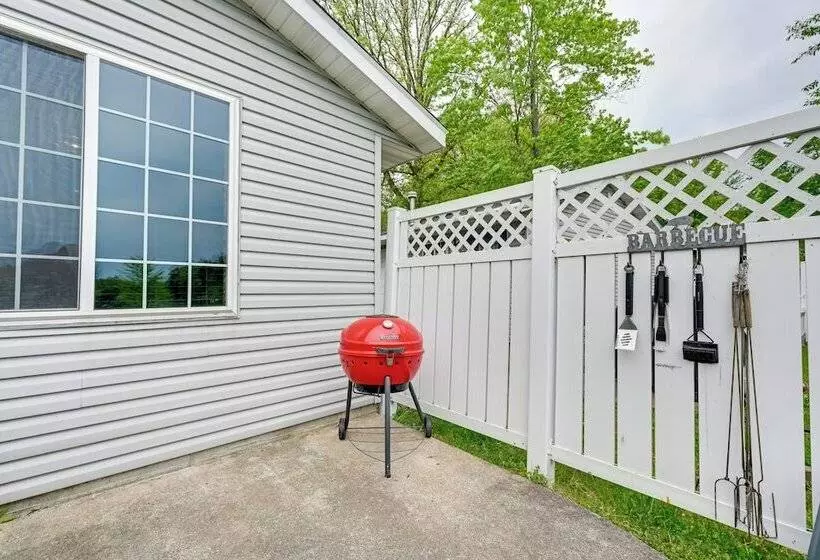 Lakeside Cabin W/ Fire Pit: Near Pine Point Park!