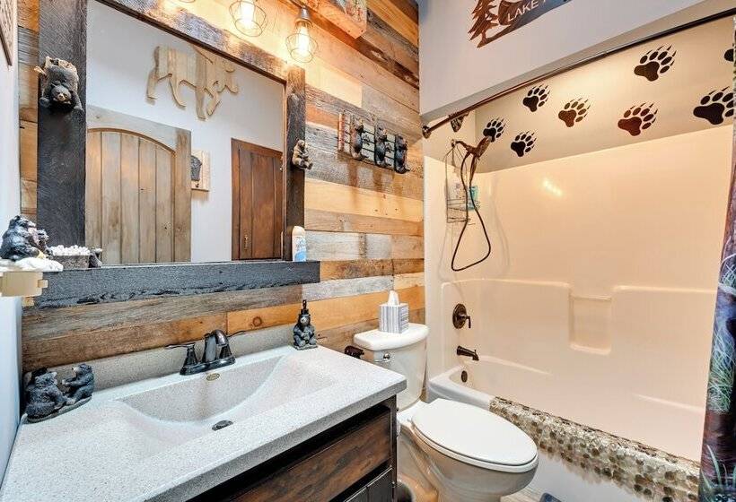 Lakeside Cabin W/ Fire Pit: Near Pine Point Park!