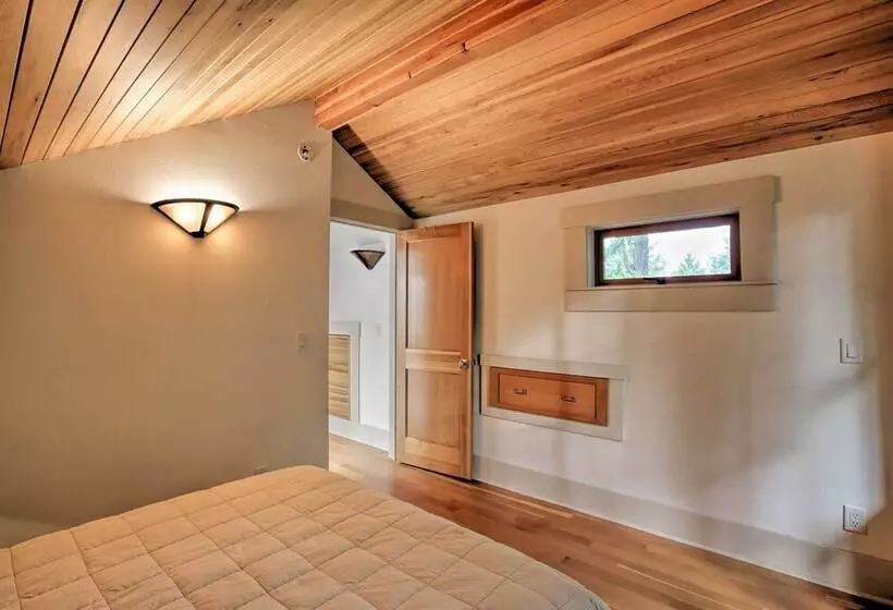 Lopez Island Hideaway W/ Coastal Views + Deck!