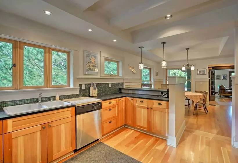 Lopez Island Hideaway W/ Coastal Views + Deck!