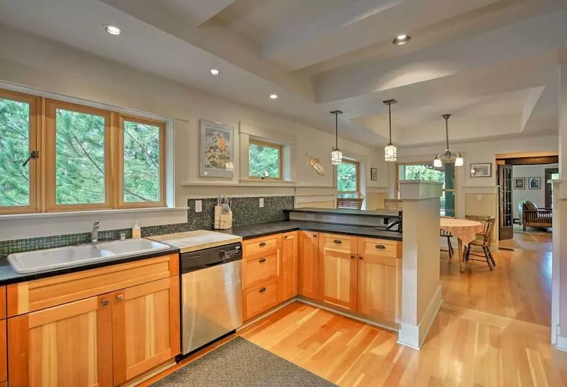 Lopez Island Hideaway W/ Coastal Views + Deck!