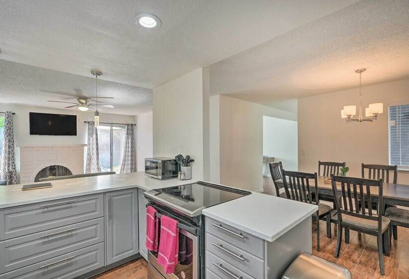 Modern Sacramento Home W/ Yard: 12 Mi To Dtwn