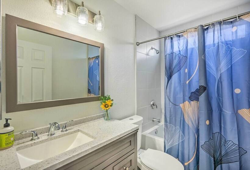 Modern Sacramento Home W/ Yard: 12 Mi To Dtwn