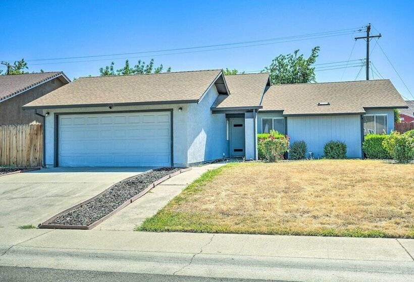 Modern Sacramento Home W/ Yard: 12 Mi To Dtwn