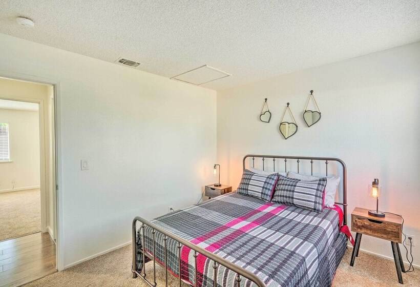 Modern Sacramento Home W/ Yard: 12 Mi To Dtwn