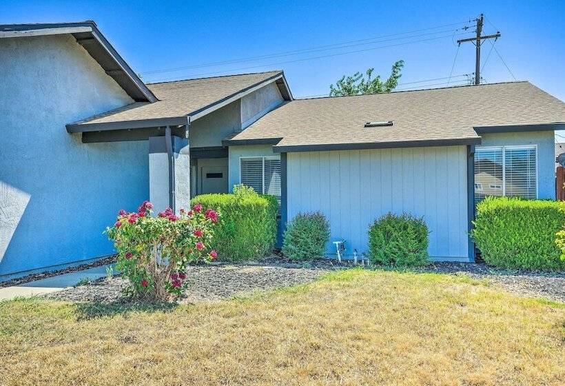Modern Sacramento Home W/ Yard: 12 Mi To Dtwn