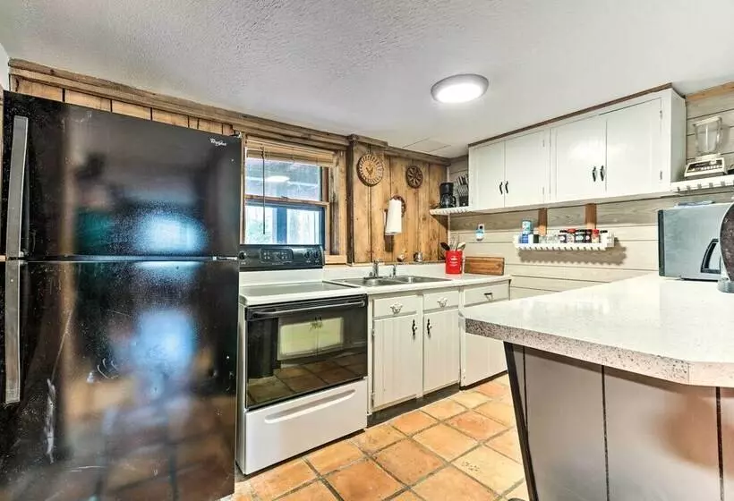 Peaceful Mt Sterling Cabin: Deck & Fire Pit!