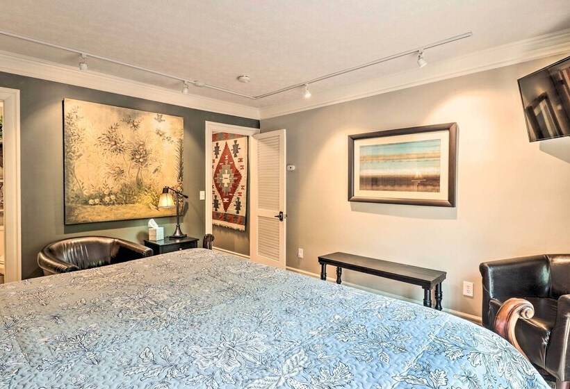 Quiet Art Inspired Hendersonville Boutique Lodge!