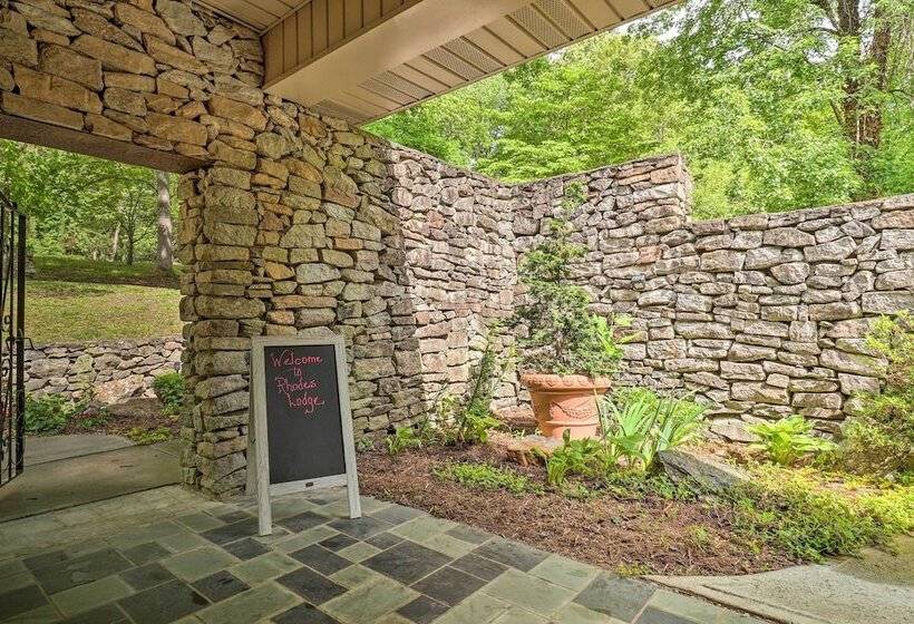 Quiet Art Inspired Hendersonville Boutique Lodge!