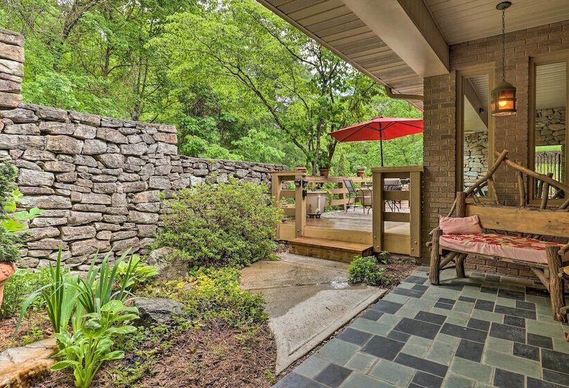 Quiet Art Inspired Hendersonville Boutique Lodge!