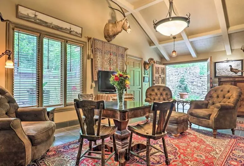 Quiet Art Inspired Hendersonville Boutique Lodge!