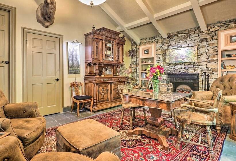 Quiet Art Inspired Hendersonville Boutique Lodge!