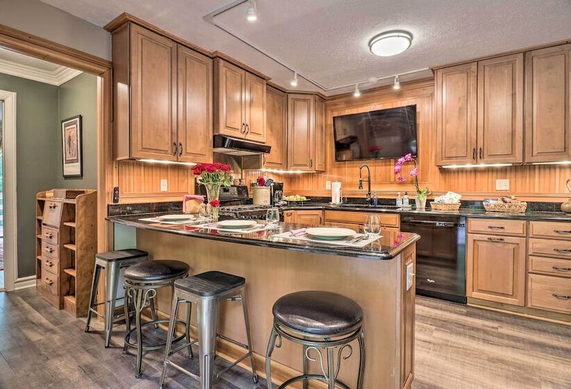 Quiet Art Inspired Hendersonville Boutique Lodge!