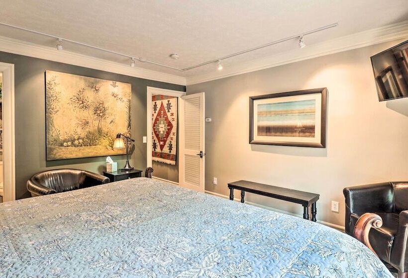 Quiet Art Inspired Hendersonville Boutique Lodge!