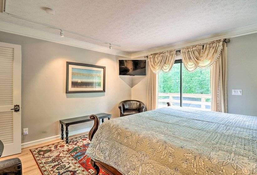 Quiet Art Inspired Hendersonville Boutique Lodge!