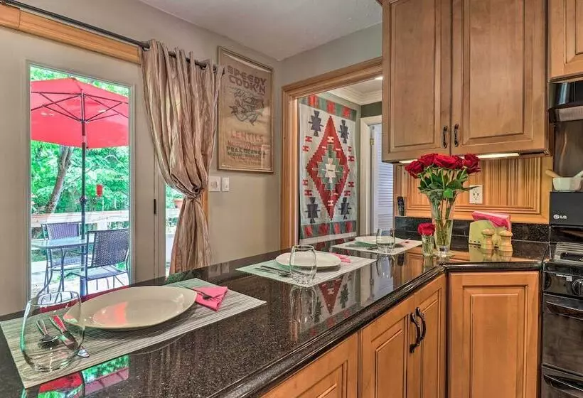 Quiet Art Inspired Hendersonville Boutique Lodge!
