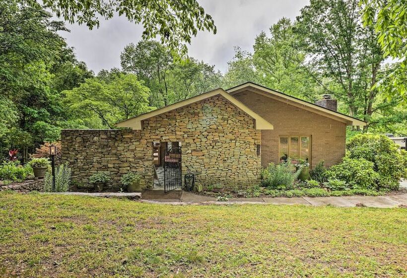 Quiet Art Inspired Hendersonville Boutique Lodge!