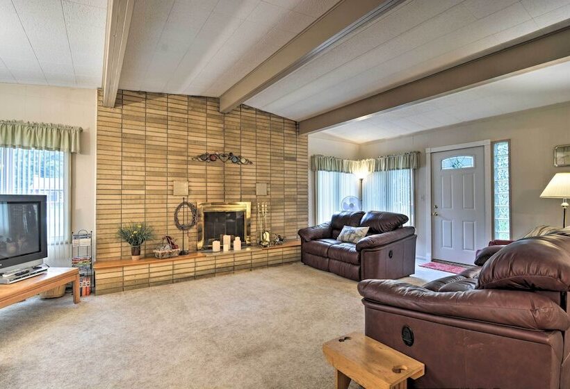 Roscommon Cabin W/ Fire Pit: Walk To Higgins Lake!