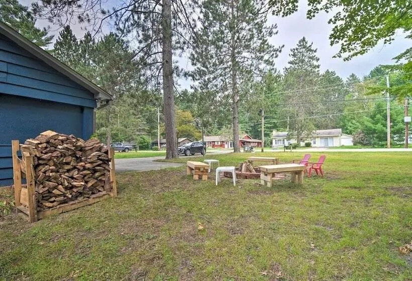 Roscommon Cabin W/ Fire Pit: Walk To Higgins Lake!