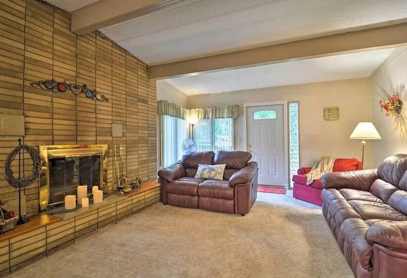 Roscommon Cabin W/ Fire Pit: Walk To Higgins Lake!