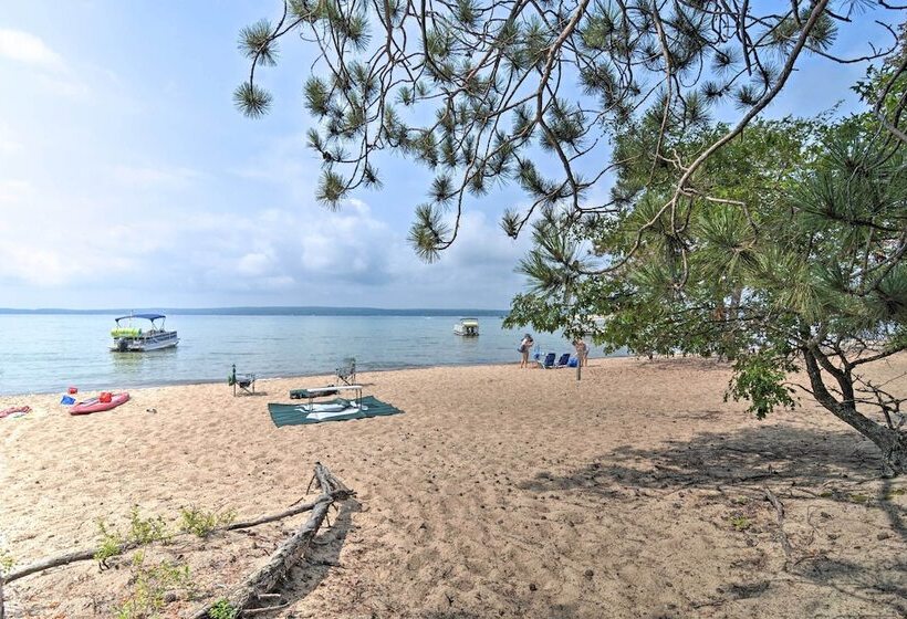 Roscommon Cabin W/ Fire Pit: Walk To Higgins Lake!