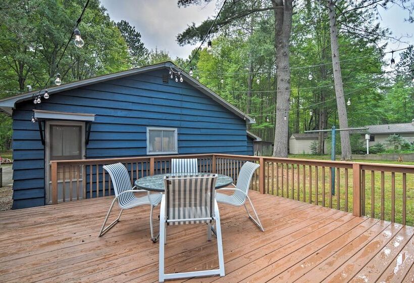Roscommon Cabin W/ Fire Pit: Walk To Higgins Lake!