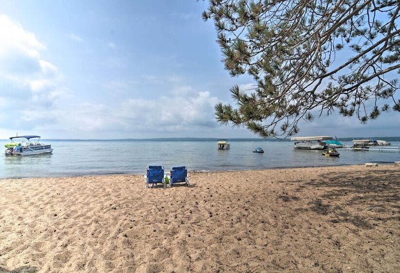 Roscommon Cabin W/ Fire Pit: Walk To Higgins Lake!