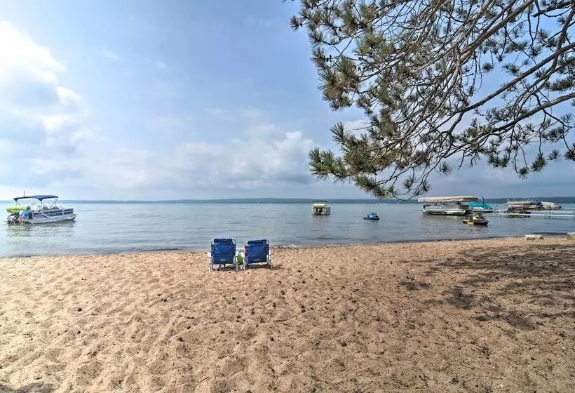 Roscommon Cabin W/ Fire Pit: Walk To Higgins Lake!