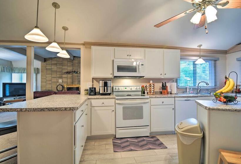 Roscommon Cabin W/ Fire Pit: Walk To Higgins Lake!